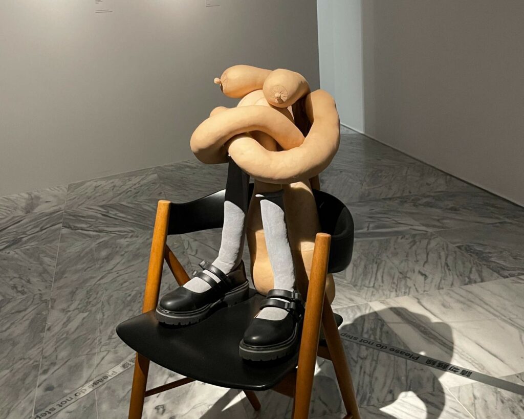 ｜「慾望之體」展區，展出莎拉・盧卡斯的〈女孩〉（2019）。