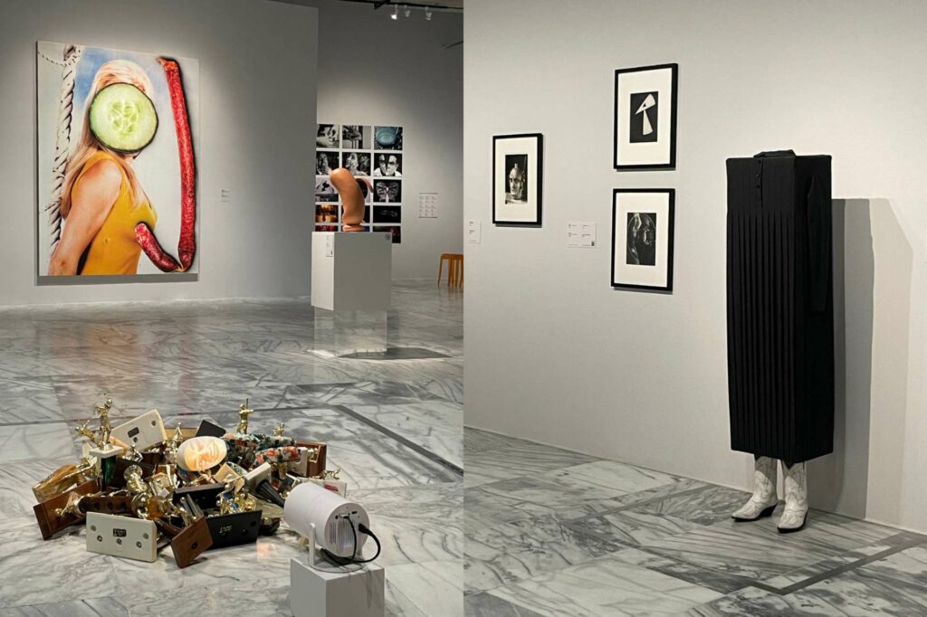 ｜「荒誕玩趣」展區。左下為東尼・奧斯勒的〈流行〉（1998），一個人偶躺在獎盃上尖叫；右方幾乎 1:1 的雕塑，則為歐文．沃姆的創作。