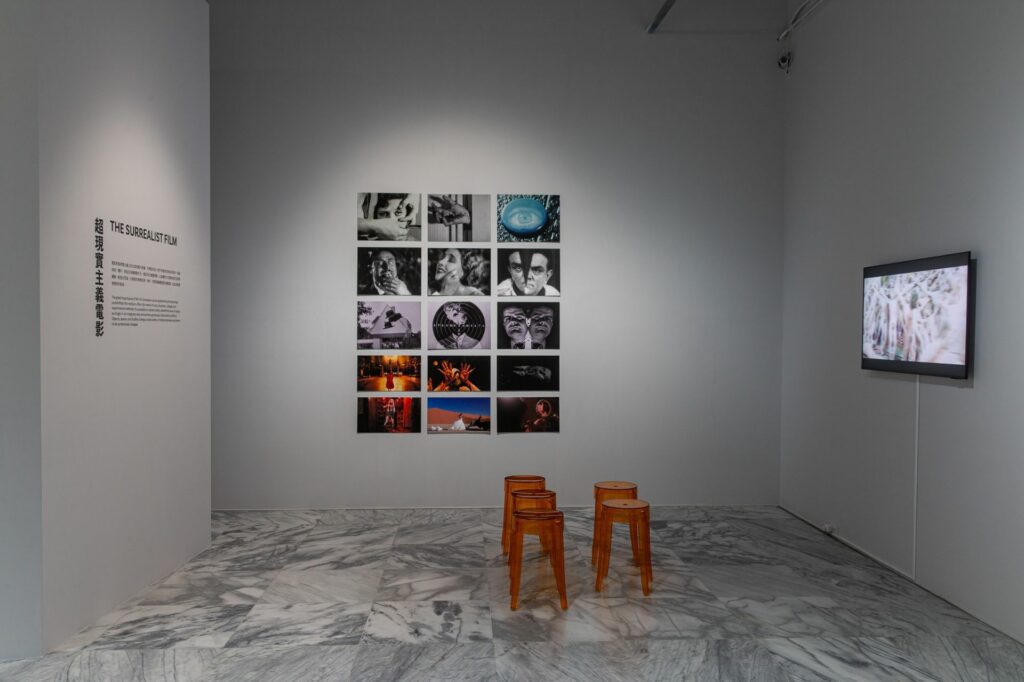 ｜一百多年以來，許多電影深受超現實主義創作啟發。在「荒誕玩趣」展區，特意剪輯出致敬的劇情片段，也和「集體夢境」展區的影像作品，形成對話。（圖／北美館）
