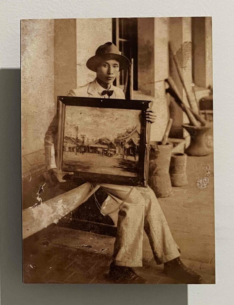 ｜1929 年，於個人畫展，陳植棋和畫作合影。