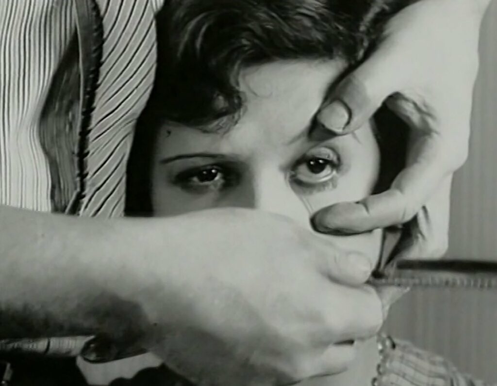 ｜超現實主義經典電影〈安達魯之犬〉（1929），由路易斯．布紐爾、薩爾瓦多．達利共同創作（圖／北美館）