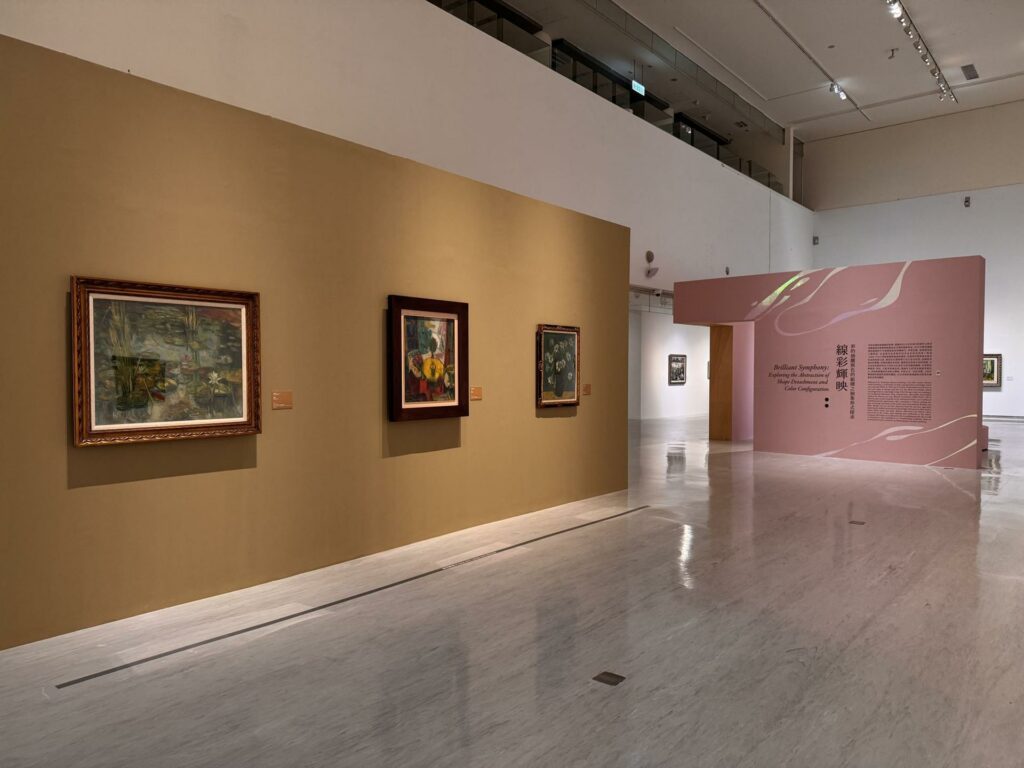 |「線彩輝映」展區,展出廖繼春 1950 年代創作的抽象畫。