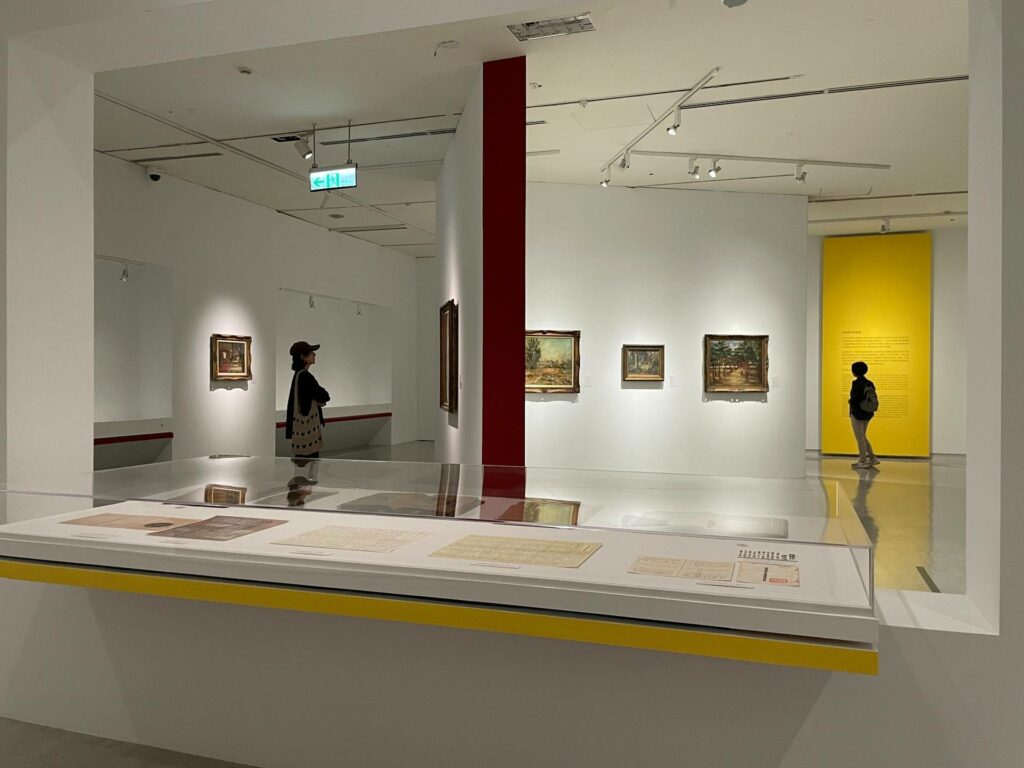 ｜〈新式教育中的啟蒙〉展區識別色為黃色，〈站在時代前端的藝術家〉為紅色。 