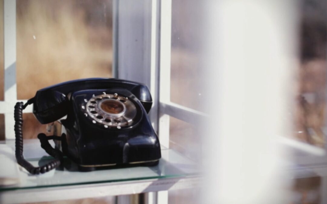 如何療癒喪親之苦？「風之電話亭」的心理學啟示：悲傷不需被解決，需要的是「持續連結」