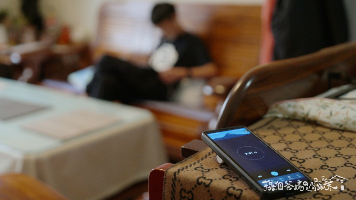 手機裡的虛擬世界，是許多青春期孩子喘息的空間。圖／《換個爸媽過幾天》