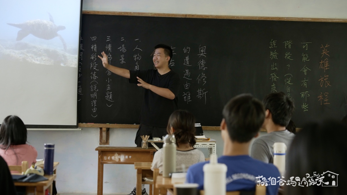 旻軒向學校同學宣傳海洋保育的重要性。圖／《換個爸媽過幾天》