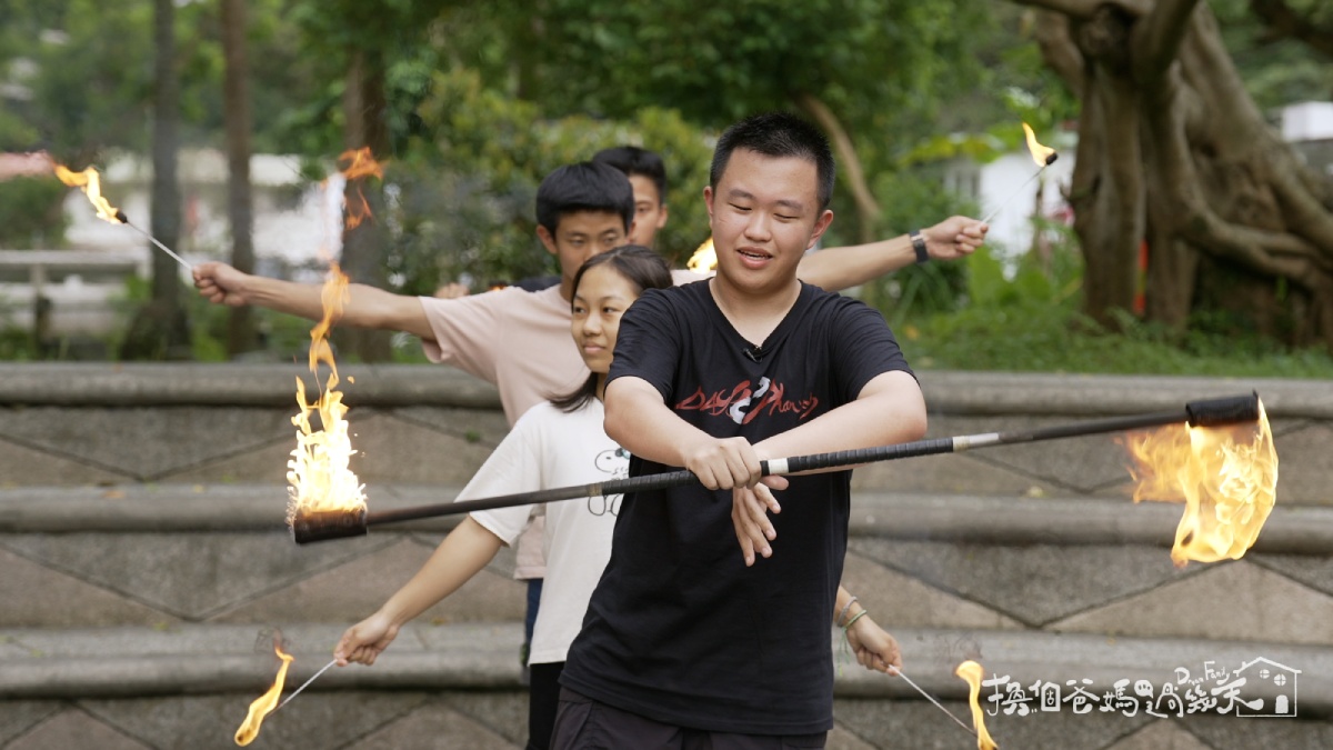 旻軒第一次練習火舞就快速上手。圖／《換個爸媽過幾天》