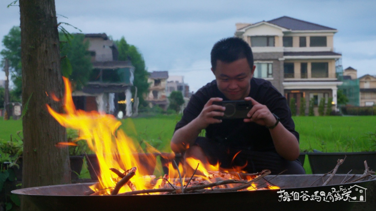 旻軒認真記錄Home家為他舉辦的營火歡迎會。圖／《換個爸媽過幾天》