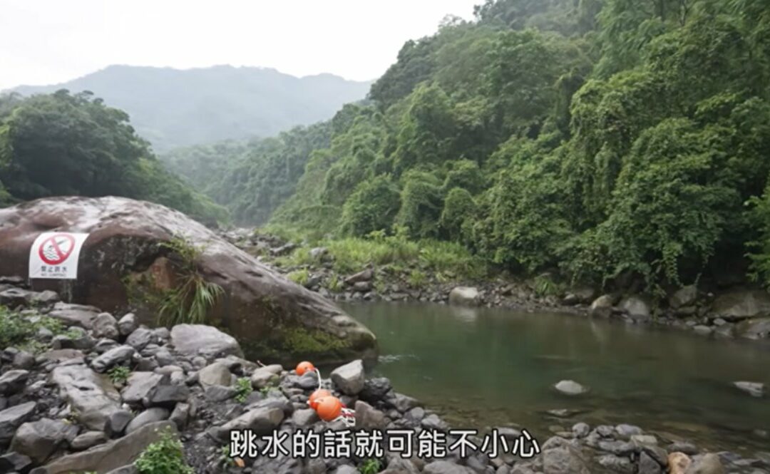 遠離溪水暴漲五大徵兆能救命，看懂水域臉色學「疊石頭、螃蟹步」守安全線