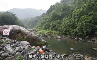遠離溪水暴漲五大徵兆能救命，看懂水域臉色學「疊石頭、螃蟹步」守安全線