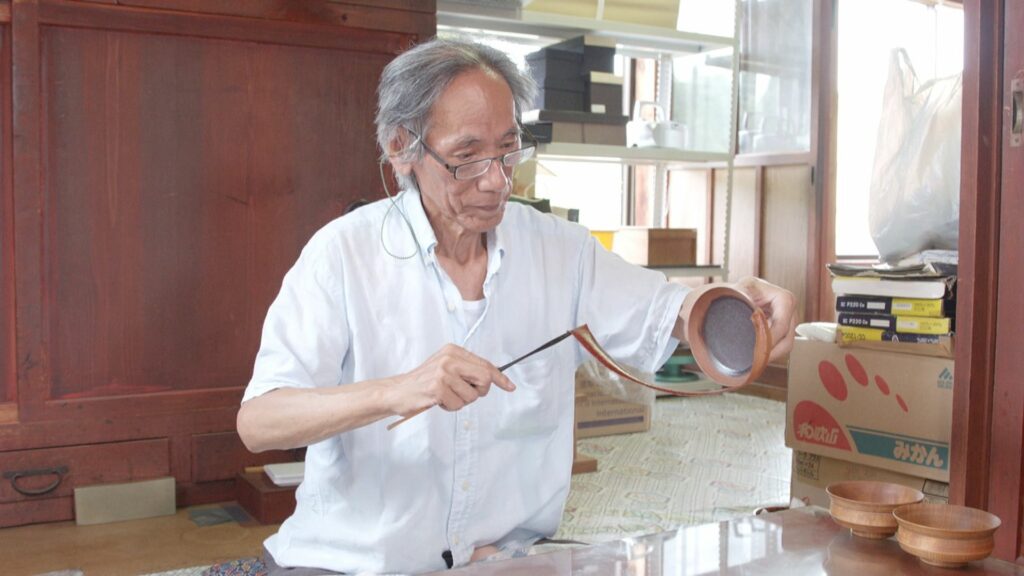 谷內義孝是專業的底漆職人,在地震後仍回到工作崗位。