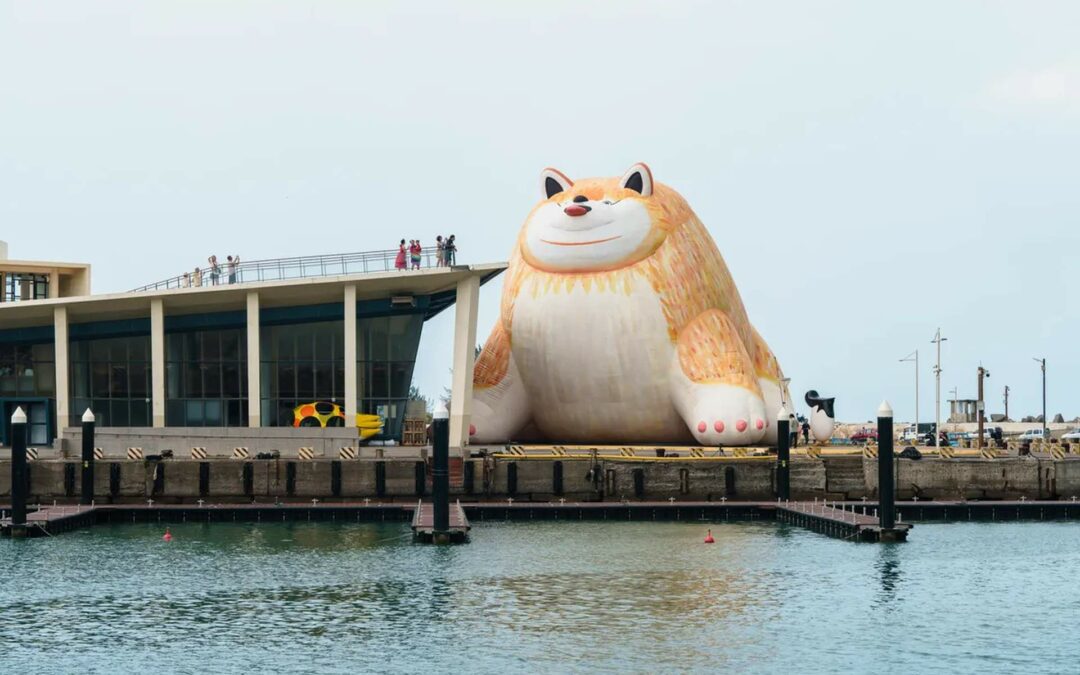 兩層樓高「博美」駐守！看海美術館《日常偏移》看台日藝術家的可愛動物雕塑
