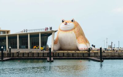 兩層樓高「博美」駐守！看海美術館《日常偏移》看台日藝術家的可愛動物雕塑