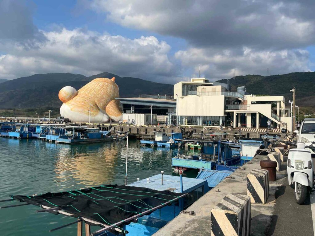 ｜位於海港的看海美術館，周邊有船隻停泊。