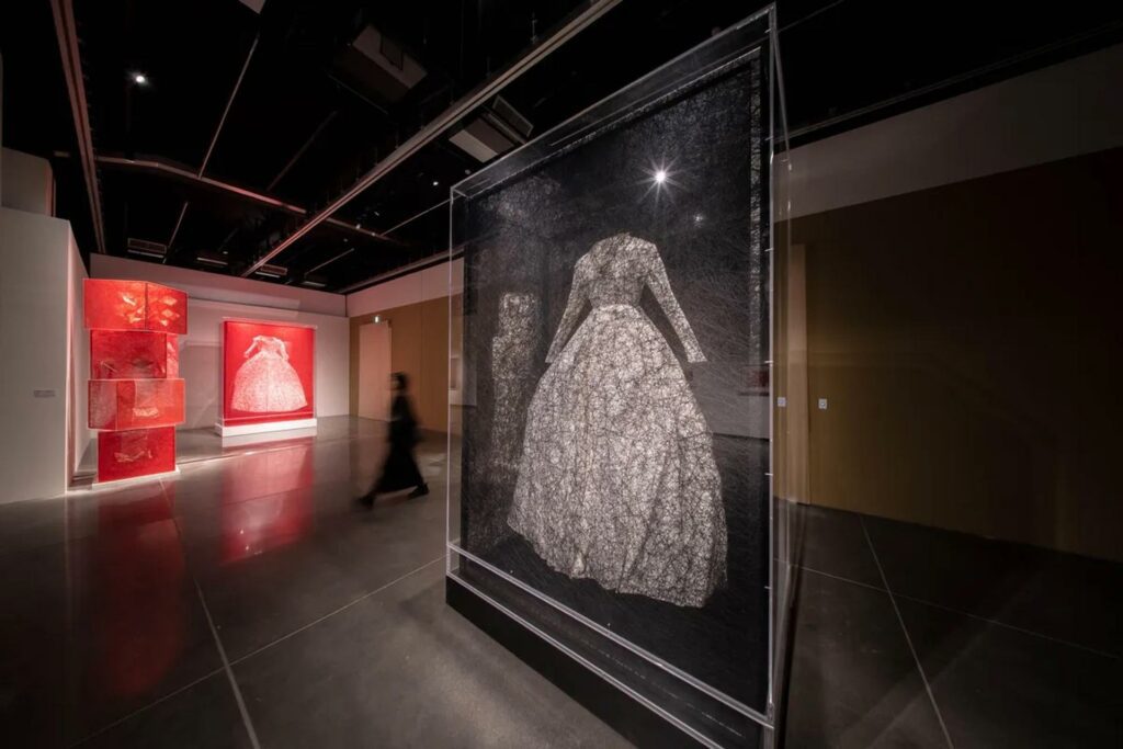 |單元展區〈夢境與幻花:感官擴張〉,展示鹽田千春〈生存的狀態〉。(圖/屏東縣立美術館)