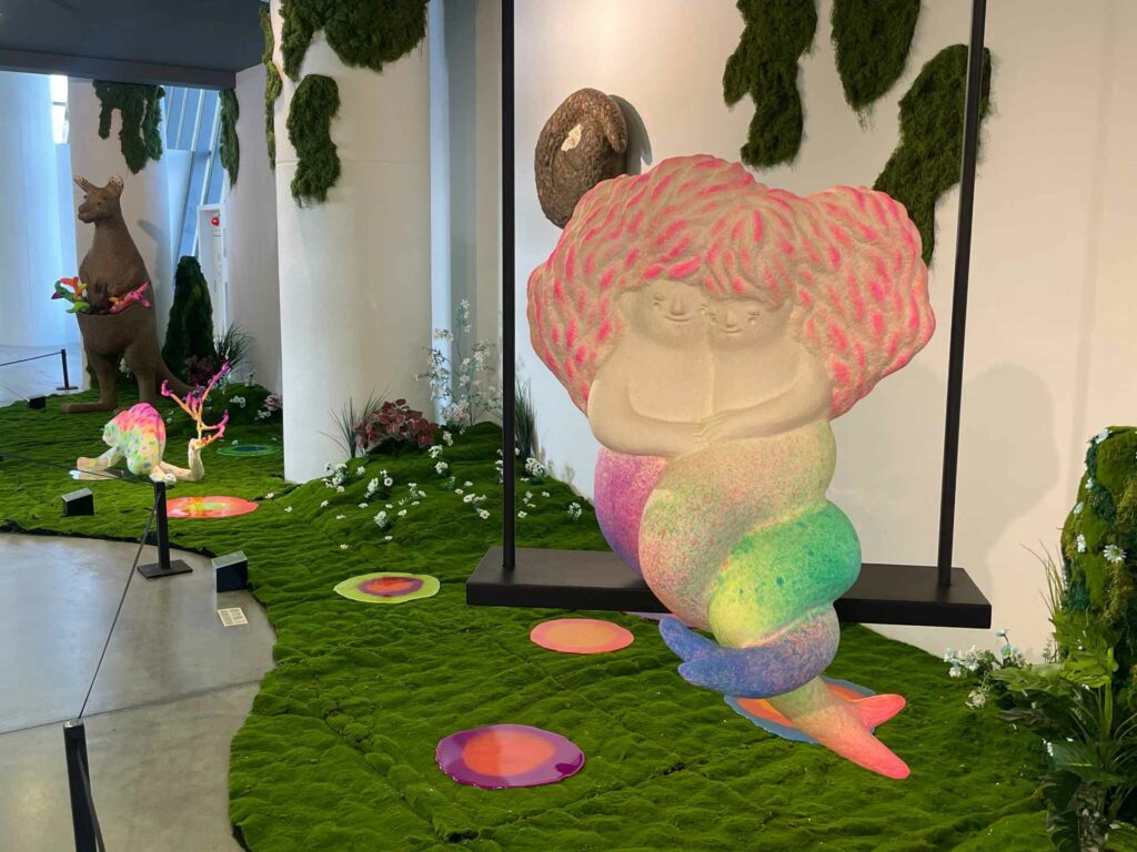 ｜〈我們的浪漫是為了讓世界更美麗-以雙魚座之名〉是藝術家描繪，和雙魚座的母親糾纏在一起的愛。