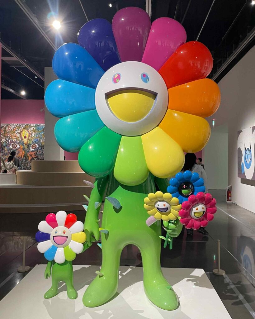 |村上隆的雕塑〈花花親子〉