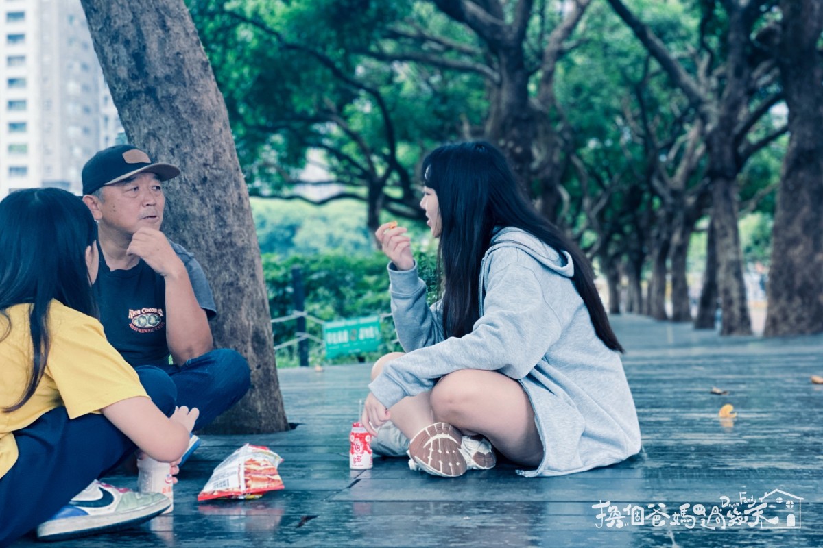 Home家人陪妤溱討論未來發展。圖／《換個爸媽過幾天》