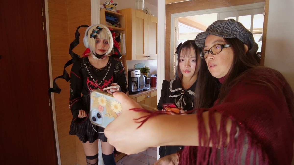 Lucie與辰瑄裝扮Cosplay造型。圖／《換個爸媽過幾天》