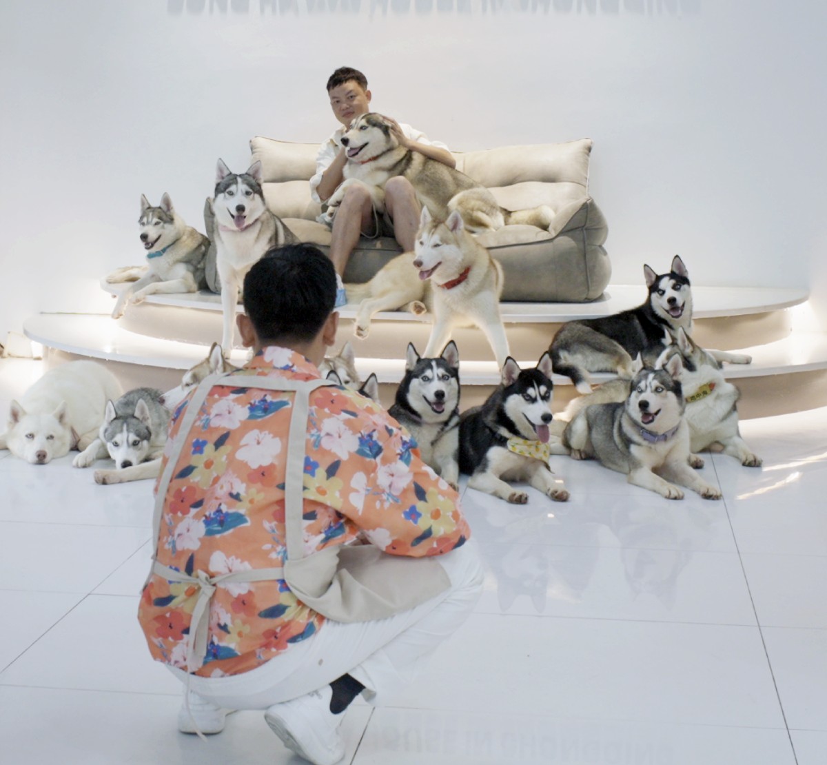 約會教練認為多數女性喜歡動物，帶學員擺拍。圖／《約會遊戲》