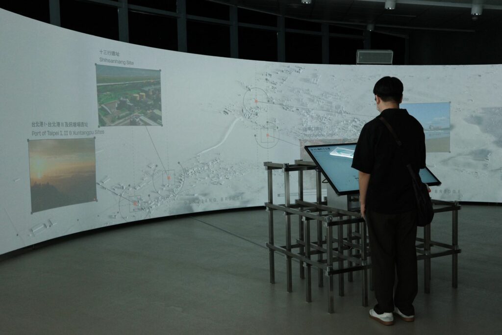 ｜展場互動裝置，看見淡江大橋建設期間，針對不同議題質疑的調查回應。