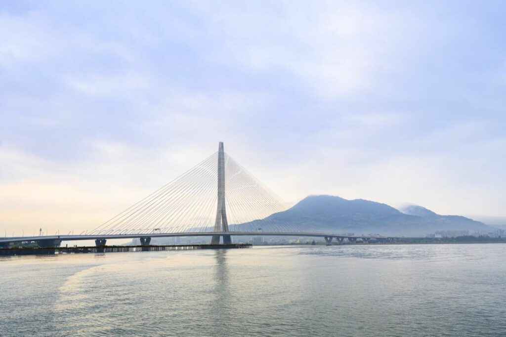 |2026 年,位於淡水河口(淡水港)的淡江大橋及觀音山(圖/交通部公路局、台灣設計研究院)