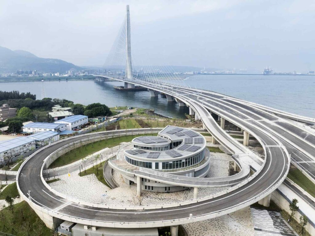 ｜淡江大橋橋管中心，為台灣唯一的橋樑管理中心，建築由華興聯合建築師事務所設計。（圖／交通部公路局、台灣設計研究院）