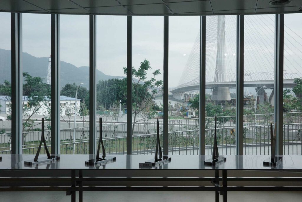 ｜橋體模型與最終完工的淡江大橋，在展場中相互成映。