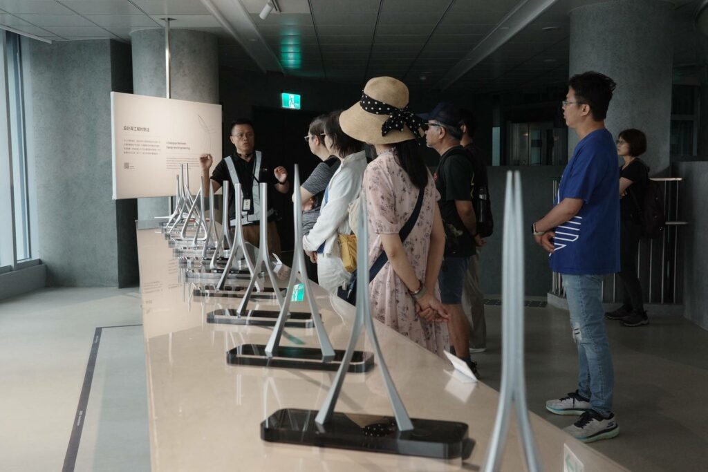 ｜著反光背心者，為策展人章世政。