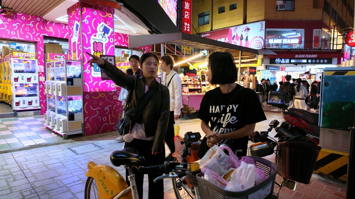 Home媽帶榆茜逛夜市，鼓勵她說出自己真實想法。圖／《換個爸媽過幾天》