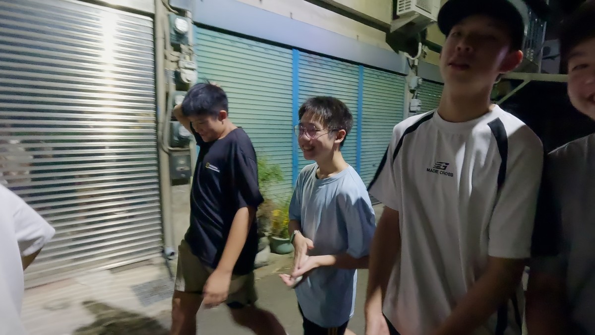 品善與同齡朋友夜遊。圖／《換個爸媽過幾天》