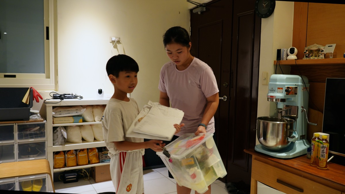 榆茜主動陪Home弟外出倒垃圾。圖／《換個爸媽過幾天》