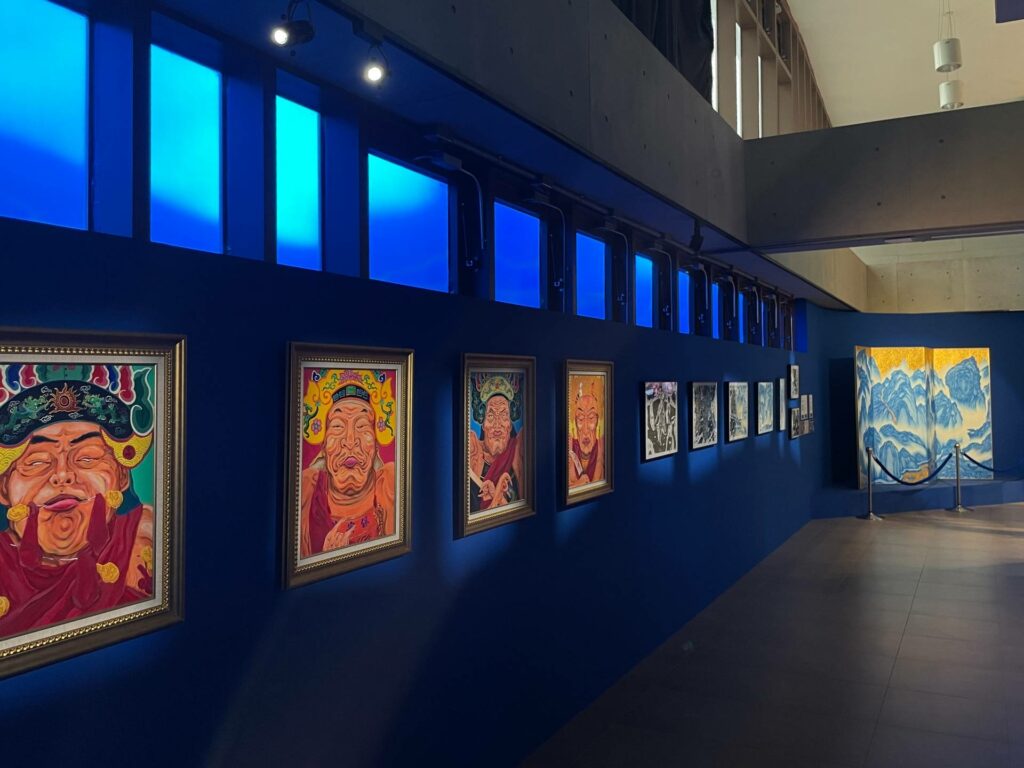 |展區〈土地公與民間習俗〉,陳柏瑜《佛面猶如鏡滿月》(2026)描繪一系列乩童的面孔。