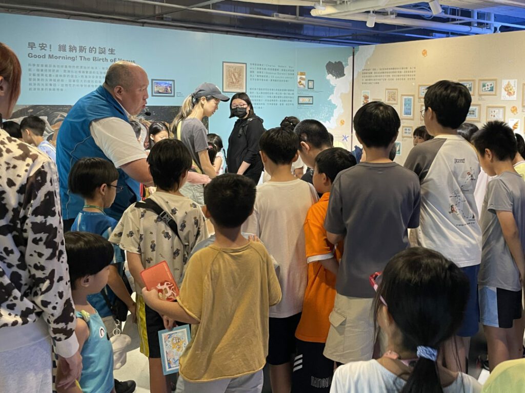 |現場導覽時間一到,展間人潮瞬間湧入。