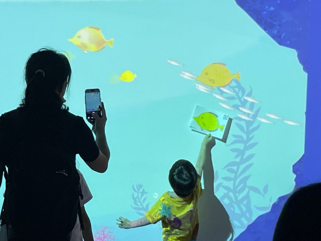 |展區〈Hi 洋之美〉(海洋之美),孩子可以在這裡畫下自己心目中的海洋生物。