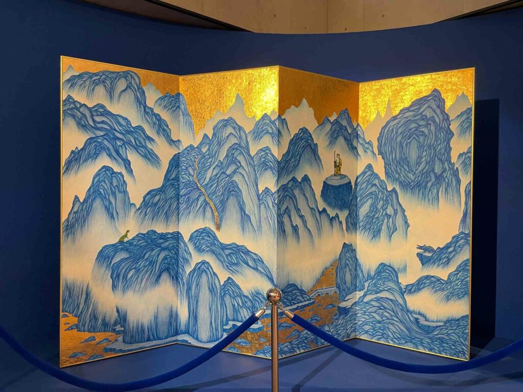 |姚瑞中《有土斯有財:洪爐地》(2025),以烘爐地的巨大福德正神為主角,畫面還藏有恐龍。