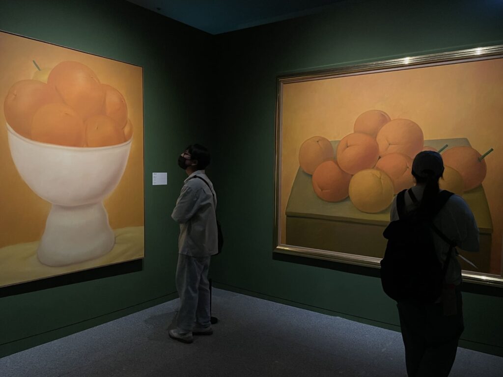 ｜展區〈靜物〉，展示巨大的橘子靜物畫。