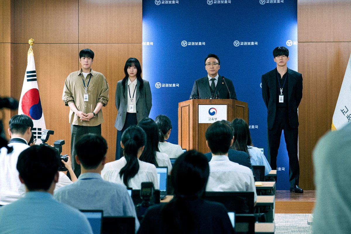 《鐵拳教育》描寫「教權局」處理青少年校園中的各種案例。圖／Netflix《鐵拳教育》