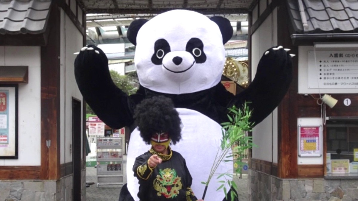 參孫宮本與大受歡迎的安德烈熊貓。圖／《不逞強不受傷明天還要上班！新根室職業摔角物語》