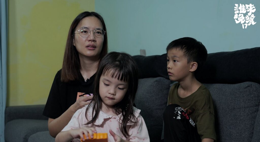 資資和兩個孩子窩在客廳沙發上,平時有空才會帶他們回家。圖/公視《誰來晚餐》