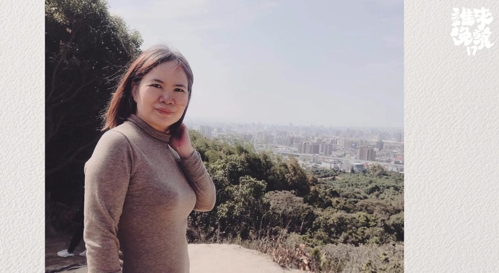 發病前的杜淑靜,穿著米色高領毛衣,站在山坡上。圖/公視《誰來晚餐》