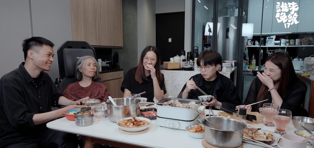一家人圍著淑靜姊吃飯。圖/公視《誰來晚餐》