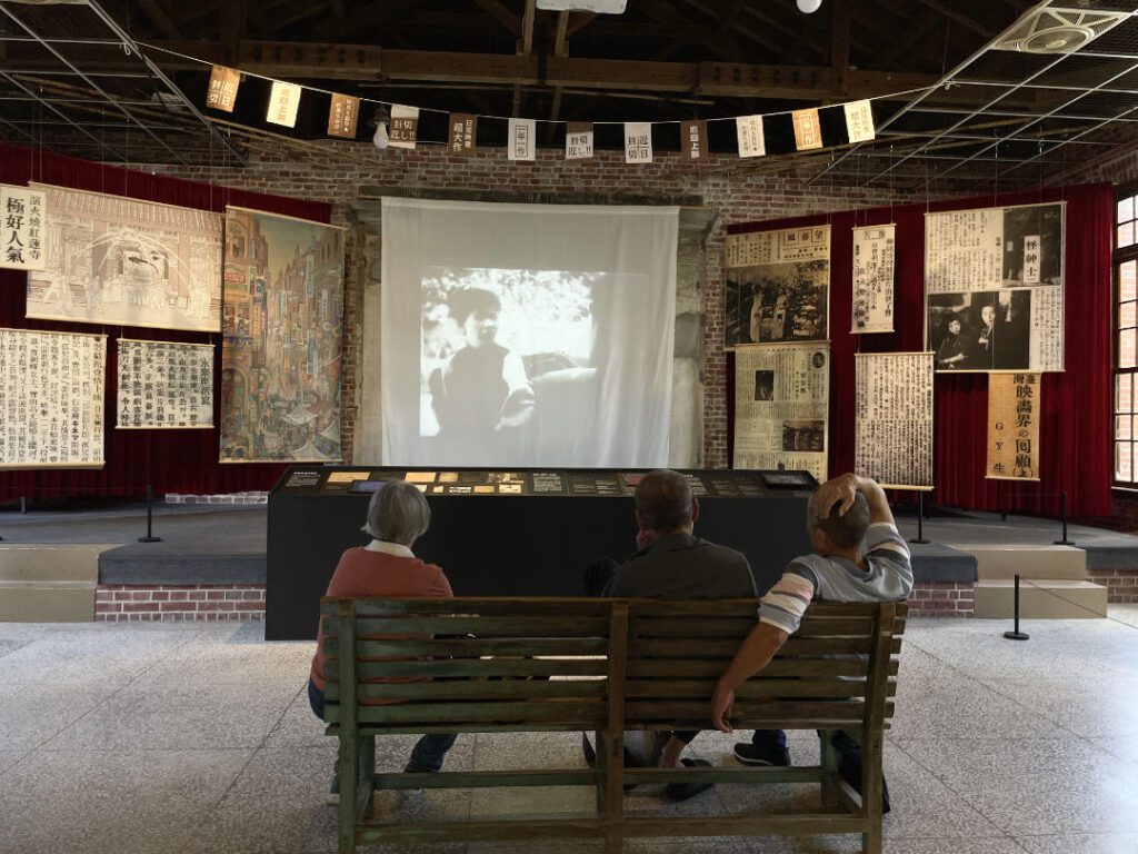 ｜展區〈稻埕的映化夢〉復刻日本時代的常設館（電影館），重現永樂座風情的佈景，讓觀眾可以在展場看電影。
