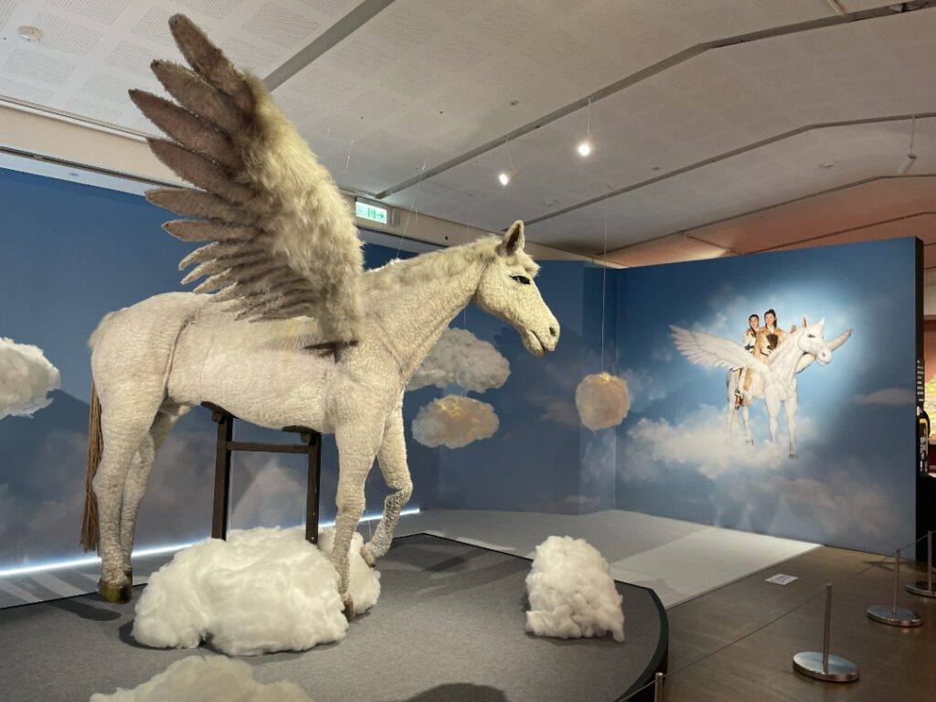 |現場展出以1:1尺寸製作的天馬道具,隱喻楊麗花作為「天馬歌劇團」一員,乘著天馬,躍升影視巨星。