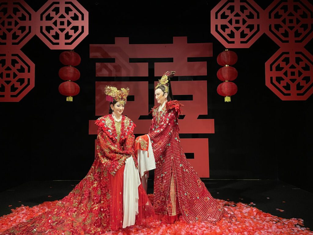 |薛丁山(楊麗花 飾)與樊梨花(張秀年 飾)演出入洞房的結婚服展示。