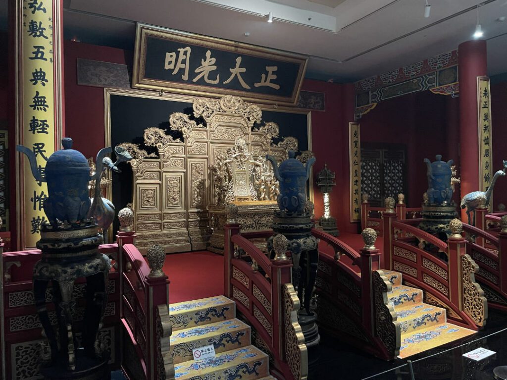 |展場復刻電視歌仔戲中,楊麗花扮演皇帝時使用的經典場景「乾清宮」。