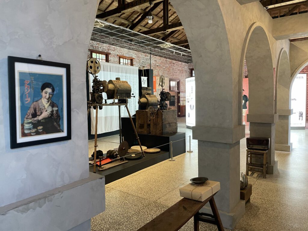 ｜展區〈臺北電影館的華麗競爭〉的拱形廊道佈景，與老照片中的芳乃館建築遙相呼應。