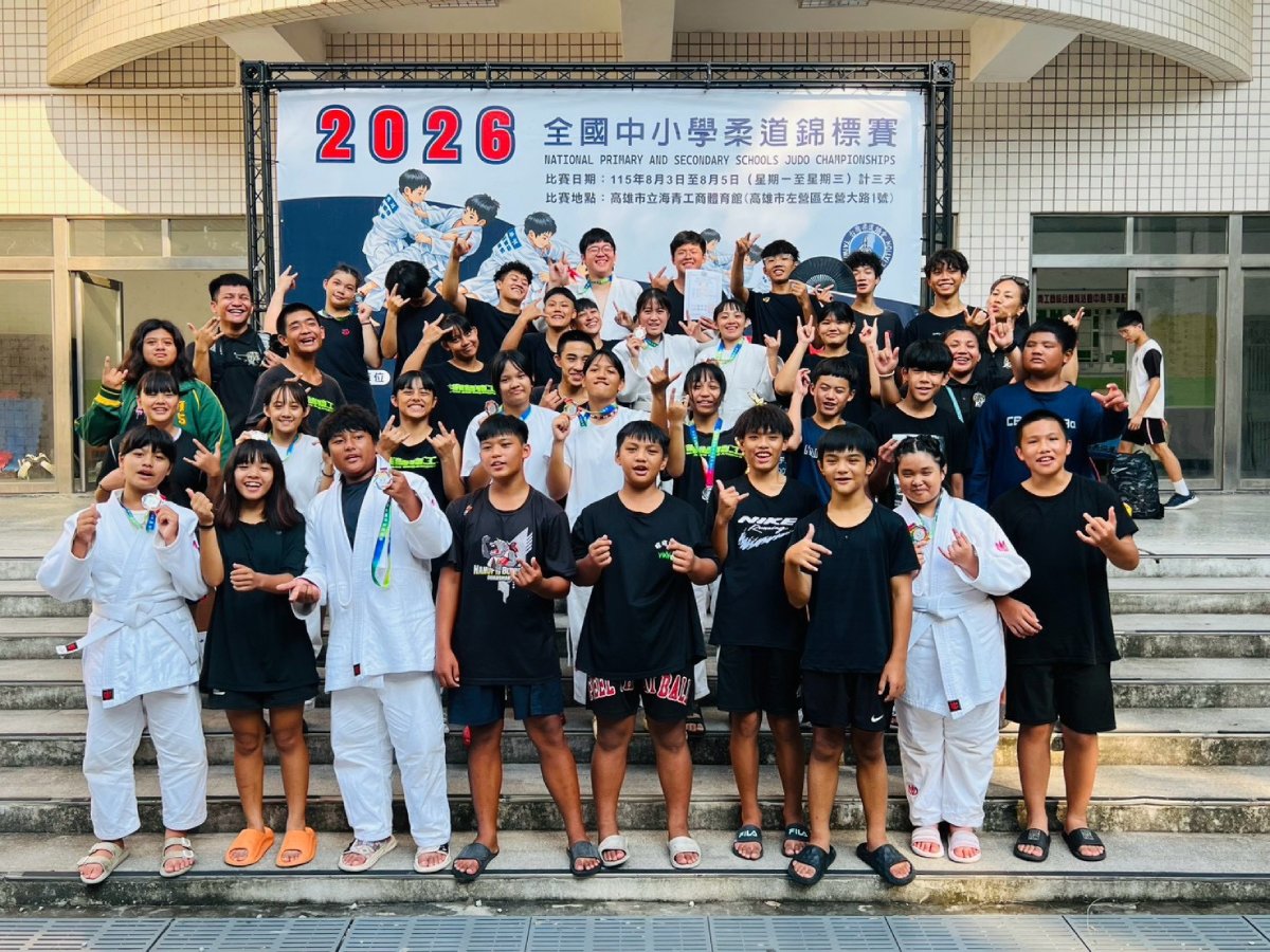 楊憲慈（右上）與關山國中柔道隊。圖片提供／楊憲慈