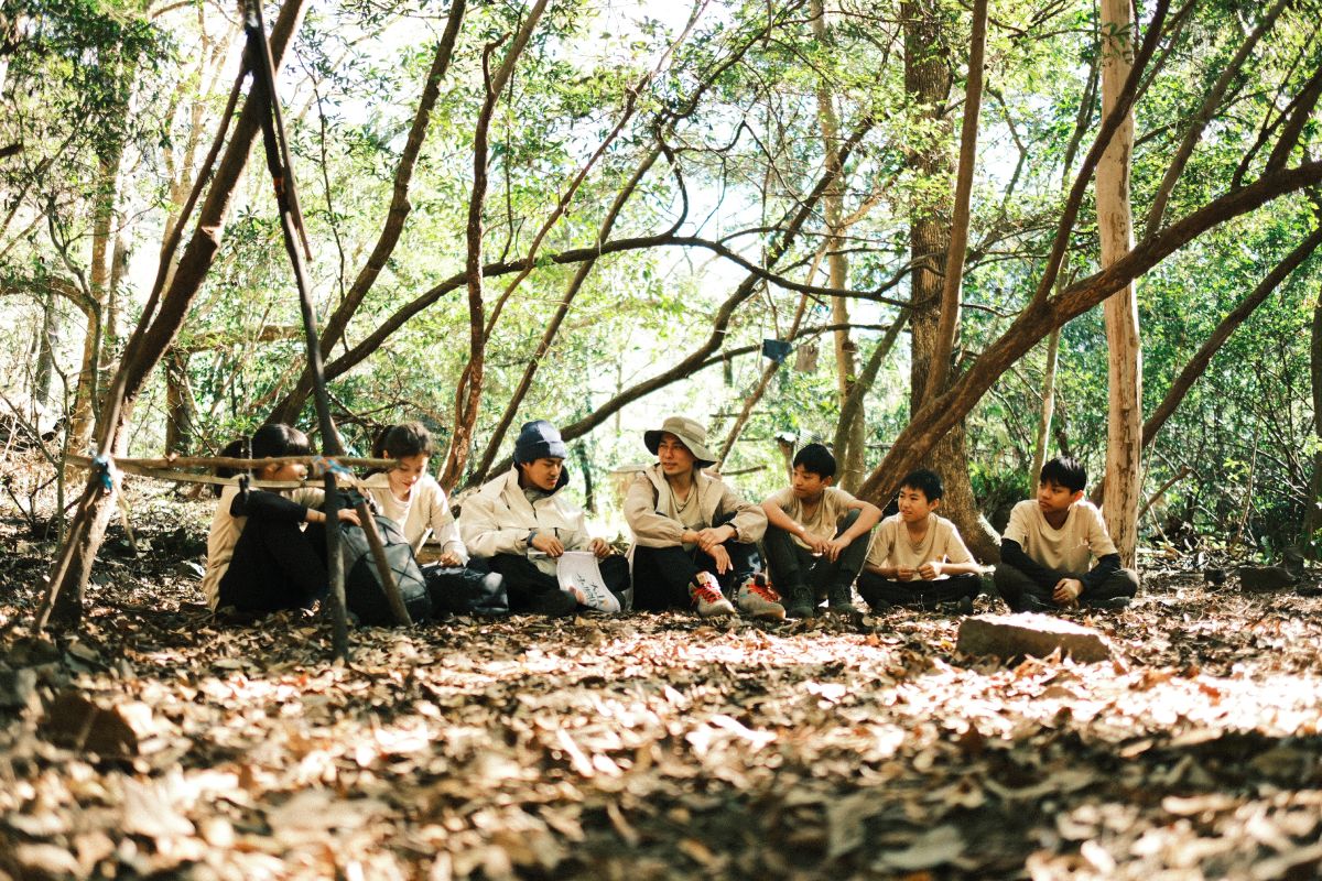 團長石頭（左四）陪伴青少年討論反思。圖／《大山小腳丫》